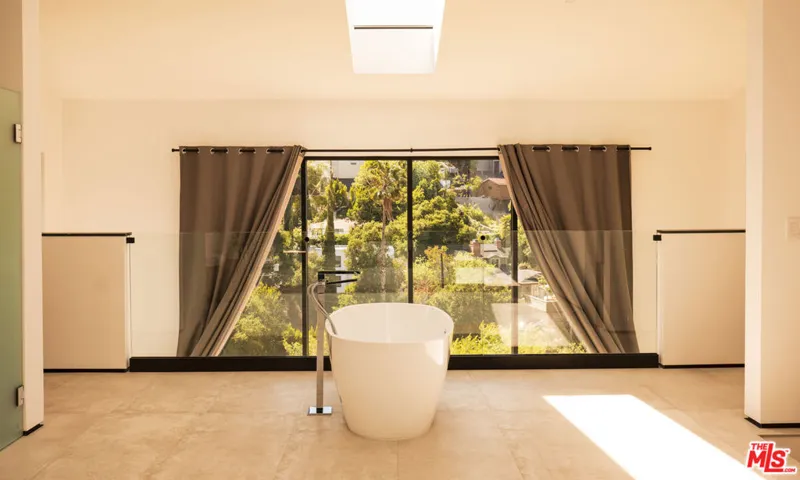 3920 Knobhill Drive, Sherman Oaks, California 91423