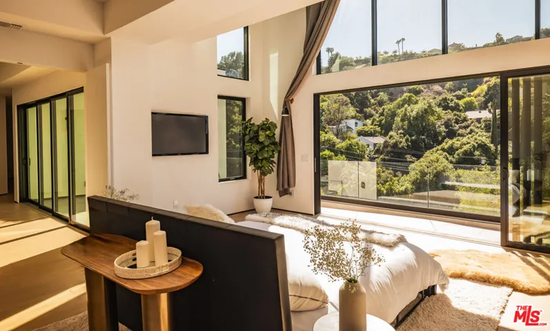 3920 Knobhill Drive, Sherman Oaks, California 91423