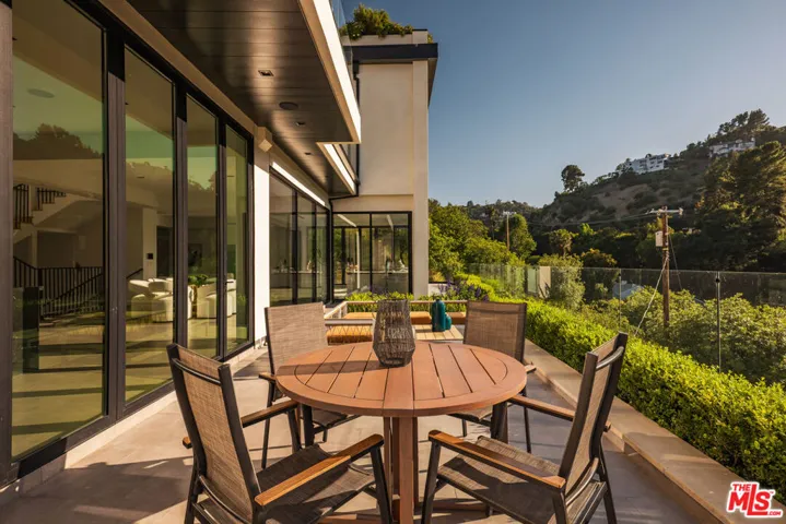 3920 Knobhill Drive, Sherman Oaks, California 91423