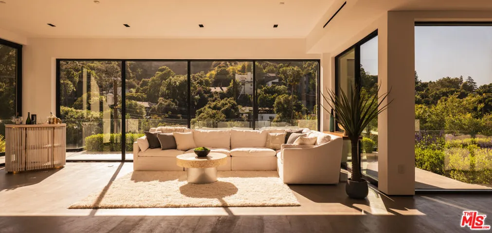 3920 Knobhill Drive, Sherman Oaks, California 91423