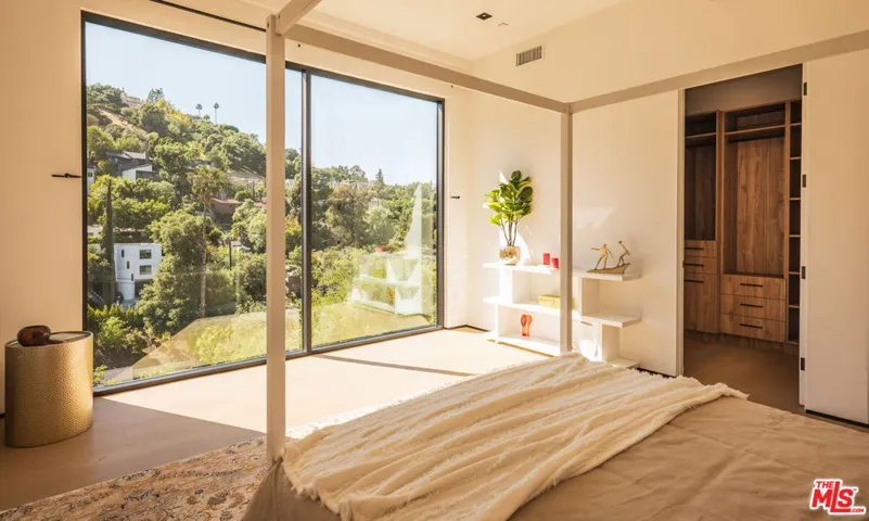 3920 Knobhill Drive, Sherman Oaks, California 91423