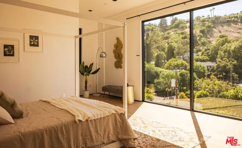 3920 Knobhill Drive, Sherman Oaks, California 91423