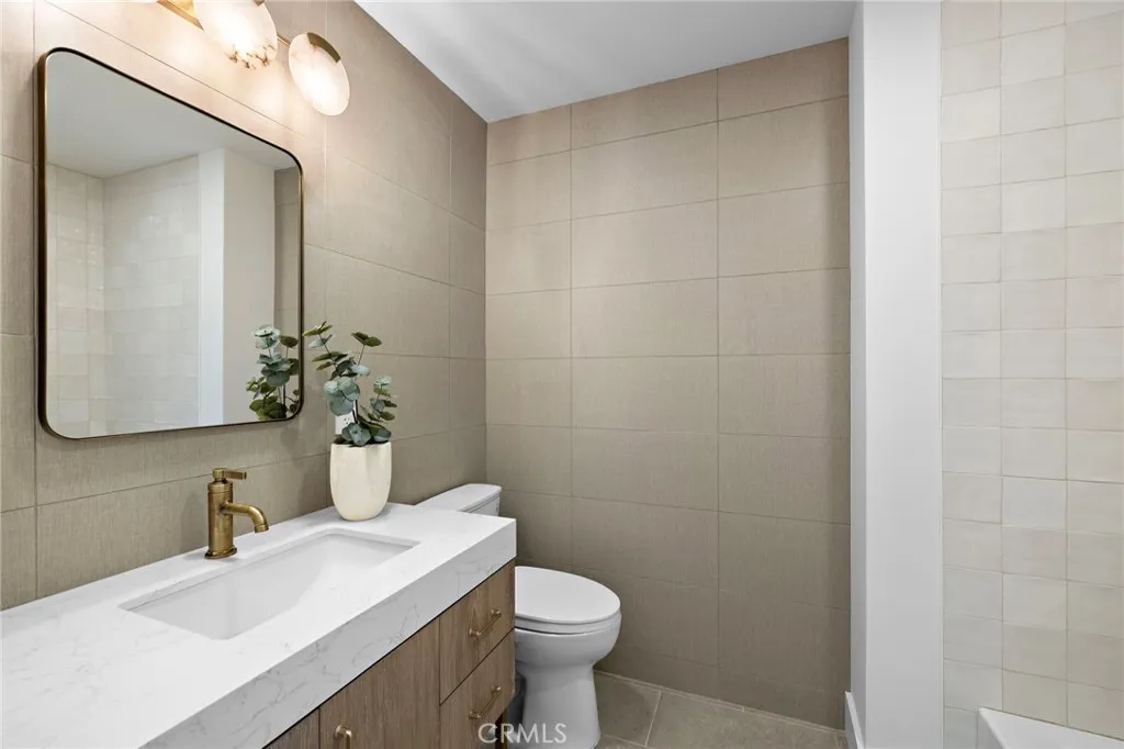 Upstairs Hall full bath with tub