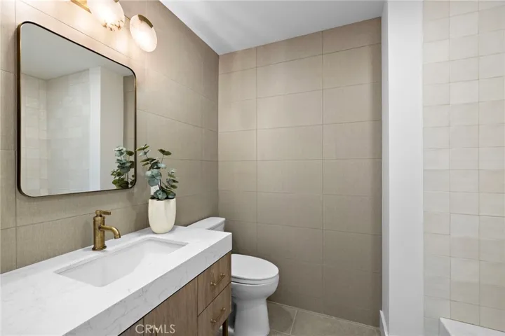 Upstairs Hall full bath with tub