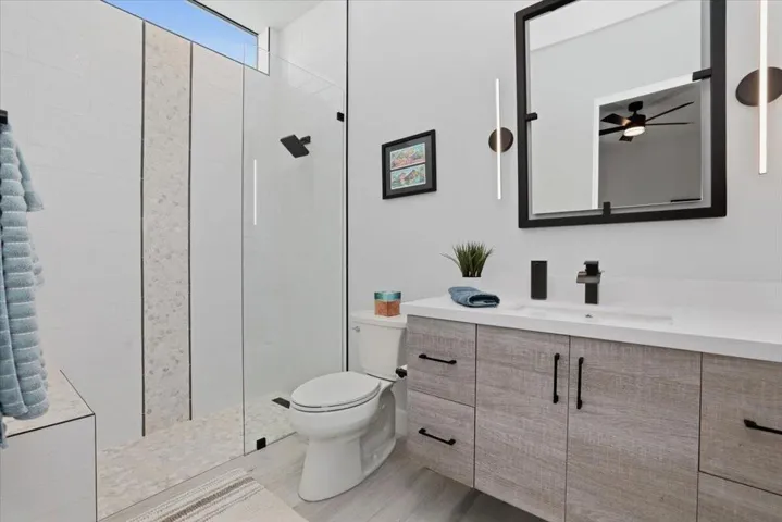 2nd Bath Room