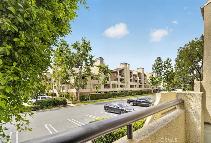 5520 Owensmouth Avenue 103, Woodland Hills, California 91367