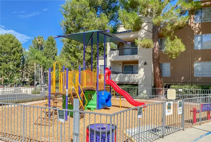 5520 Owensmouth Avenue 103, Woodland Hills, California 91367