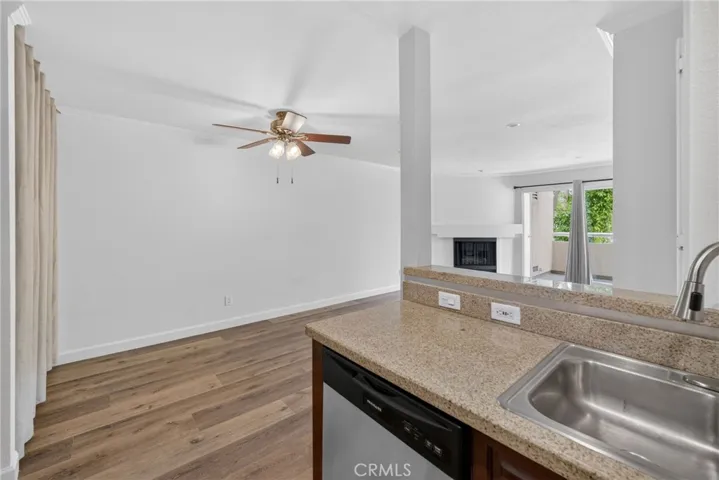 5520 Owensmouth Avenue 103, Woodland Hills, California 91367