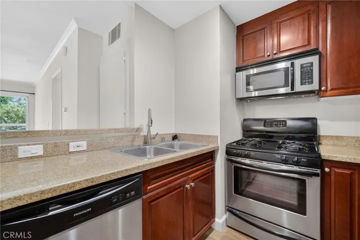 5520 Owensmouth Avenue 103, Woodland Hills, California 91367