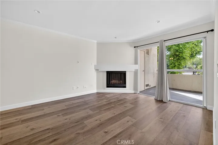 5520 Owensmouth Avenue 103, Woodland Hills, California 91367