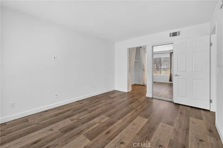 5520 Owensmouth Avenue 103, Woodland Hills, California 91367