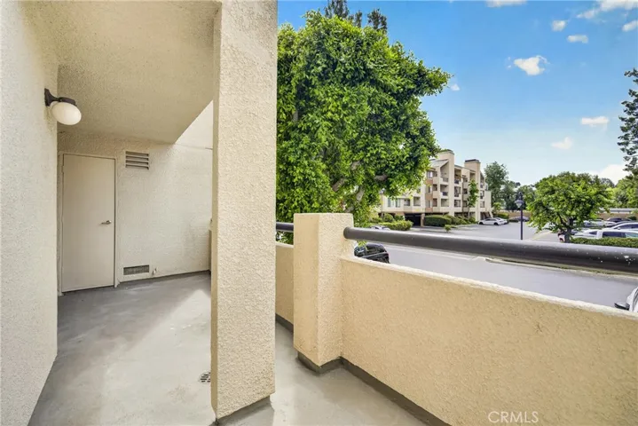 5520 Owensmouth Avenue 103, Woodland Hills, California 91367