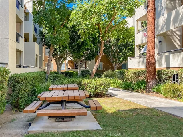 5520 Owensmouth Avenue 103, Woodland Hills, California 91367