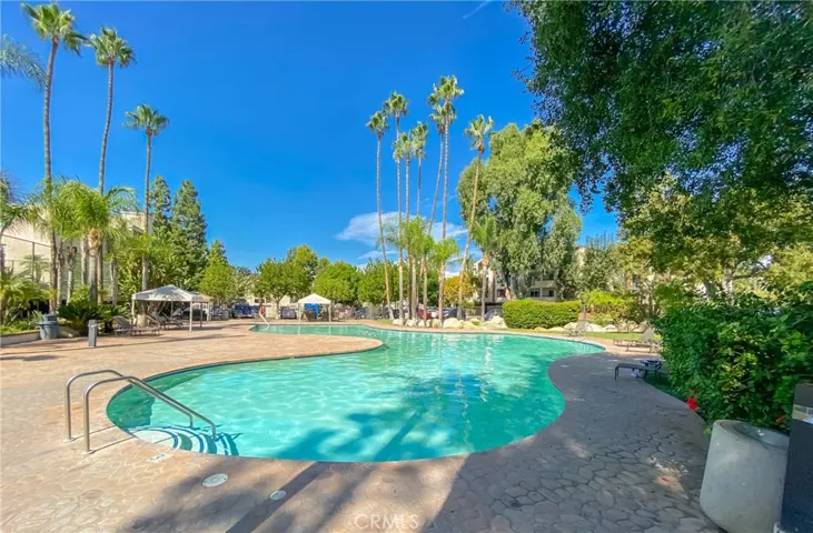 5520 Owensmouth Avenue 103, Woodland Hills, California 91367
