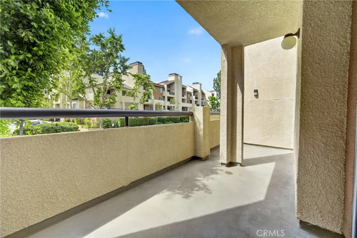 5520 Owensmouth Avenue 103, Woodland Hills, California 91367