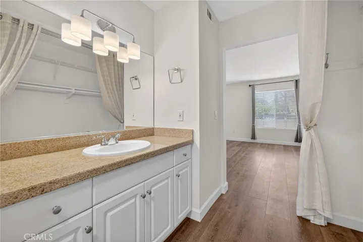 5520 Owensmouth Avenue 103, Woodland Hills, California 91367