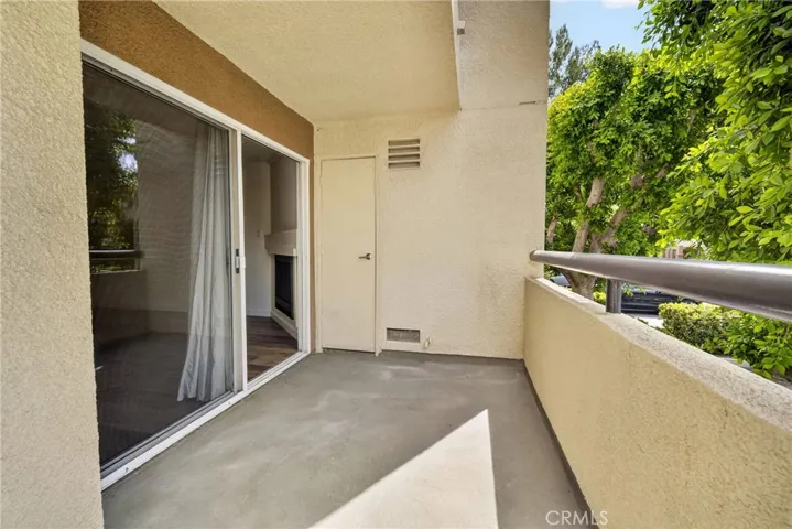 5520 Owensmouth Avenue 103, Woodland Hills, California 91367