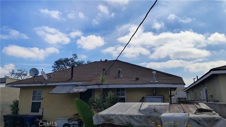 FRONT UNIT: BACKYARD