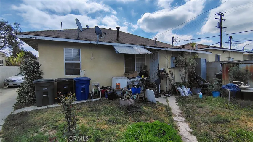 FRONT UNIT -BACK YARD