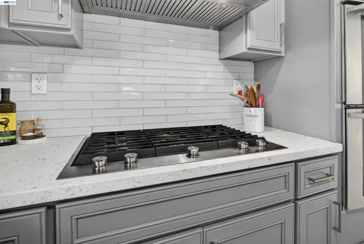 914 61st Street, Oakland, California 94608-1327