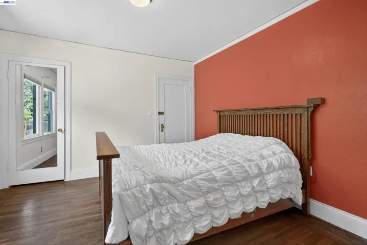 914 61st Street, Oakland, California 94608-1327