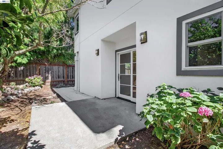 914 61st Street, Oakland, California 94608-1327