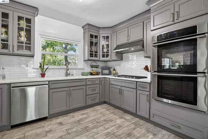 914 61st Street, Oakland, California 94608-1327