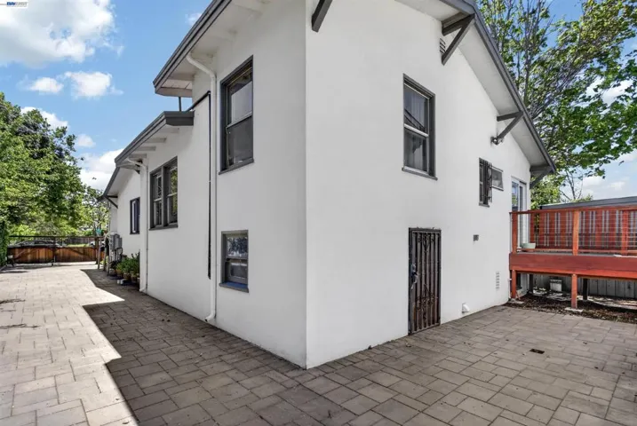 914 61st Street, Oakland, California 94608-1327
