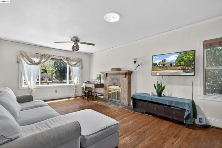 914 61st Street, Oakland, California 94608-1327