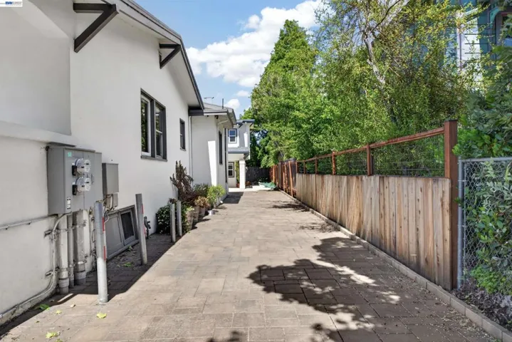 914 61st Street, Oakland, California 94608-1327