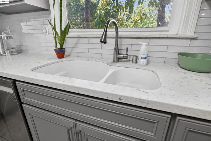914 61st Street, Oakland, California 94608-1327