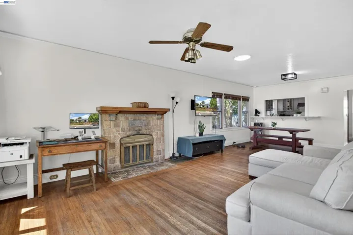 914 61st Street, Oakland, California 94608-1327