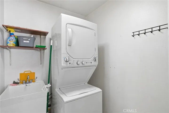 SEPARATE LAUNDRY ROOM