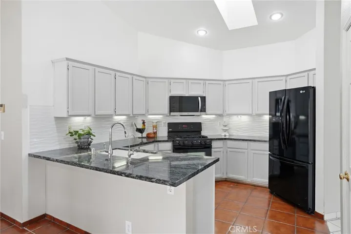 KITCHEN - GRANITE & BREAKFAST BAR