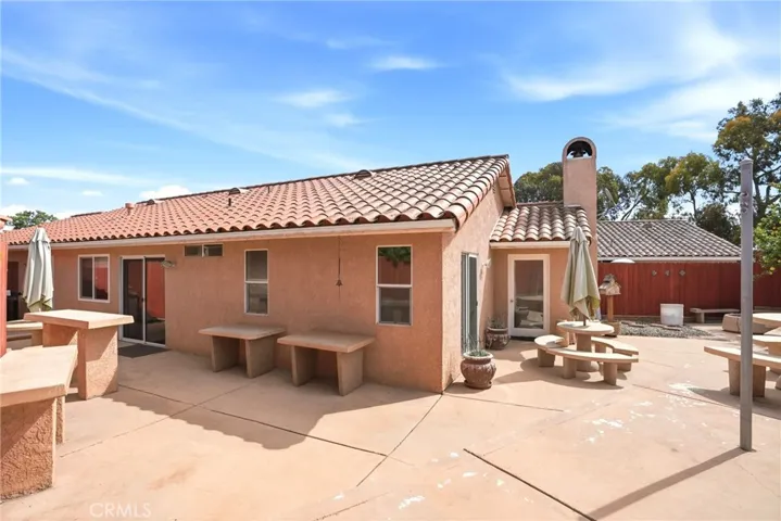 SPLIT BACKYARD - LOADS OF TABLES