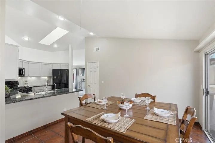 DINING & KITCHEN