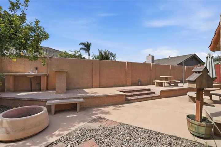 BACKYARD - GREAT FOR ENTERTAINING