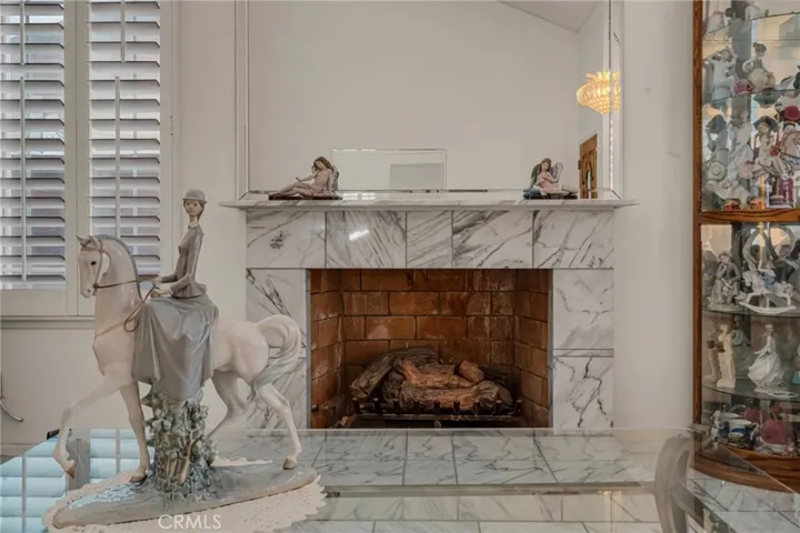 Fireplace / Livingroom