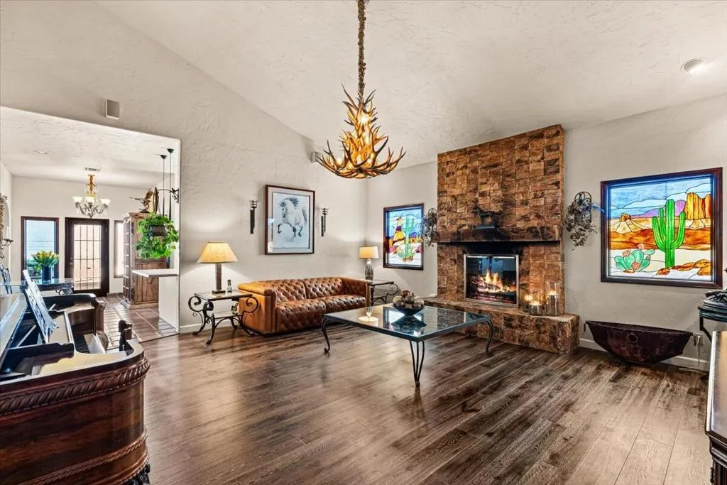 Vaulted Ceiling, Wood Plank Floor
