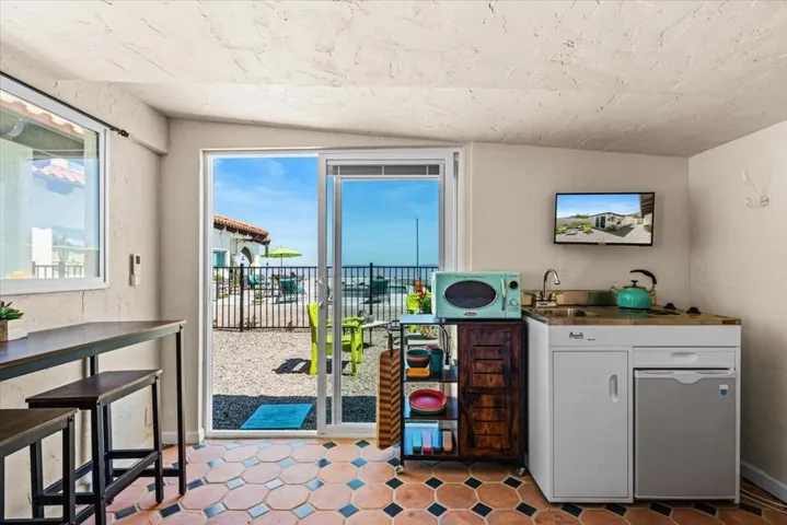 Pool House w/Kitchenette