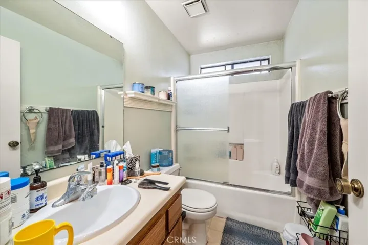 Upstairs Full Bathroom