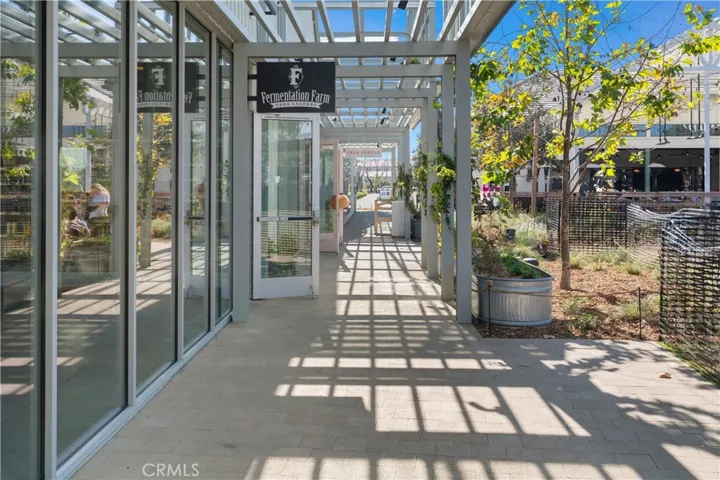 River Street’s walkable marketplace, where curated shops, cafés, and open-air design create a true neighborhood destination.