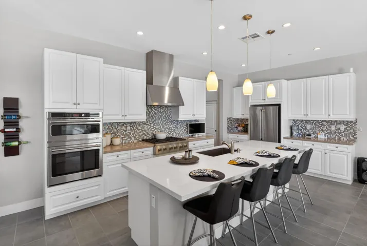 Clean and Bright Kitchen