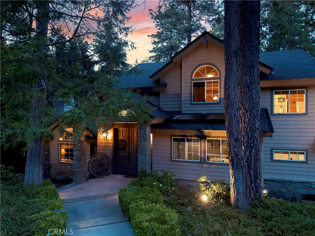 Nice lighting to front door!!!