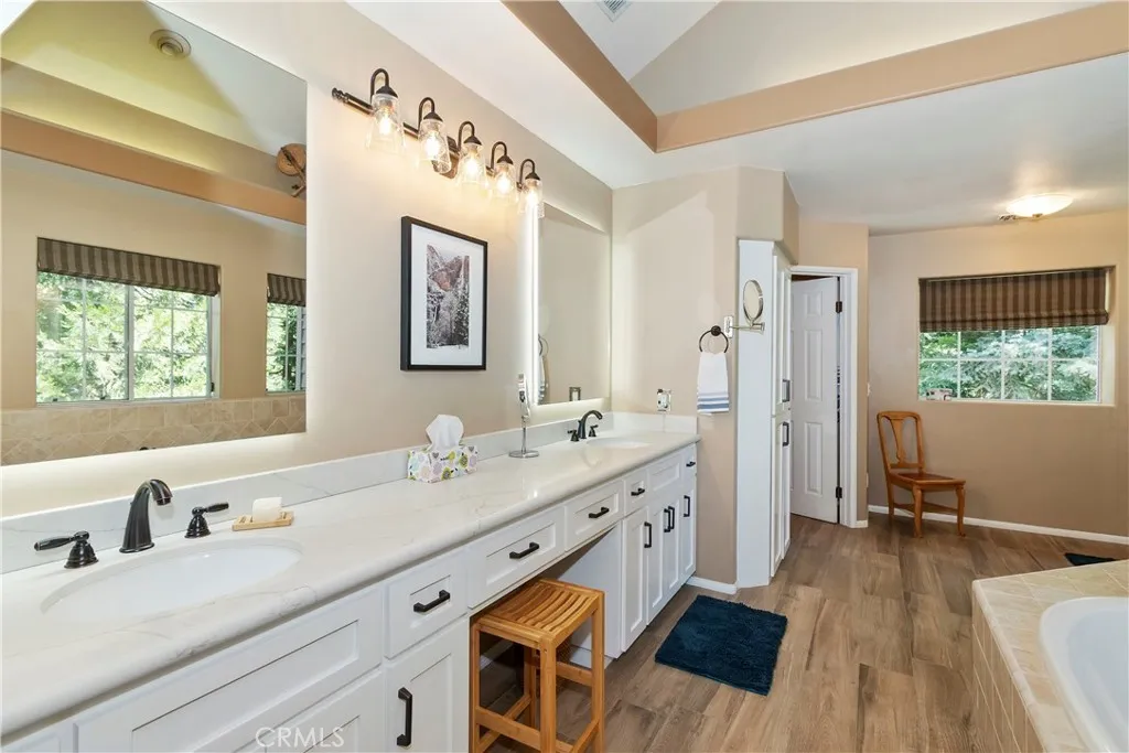 Double vanity. Lightetd mirrors.