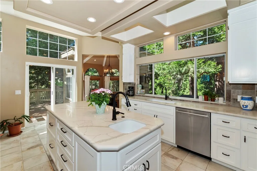 Center island w/secondary sink.
