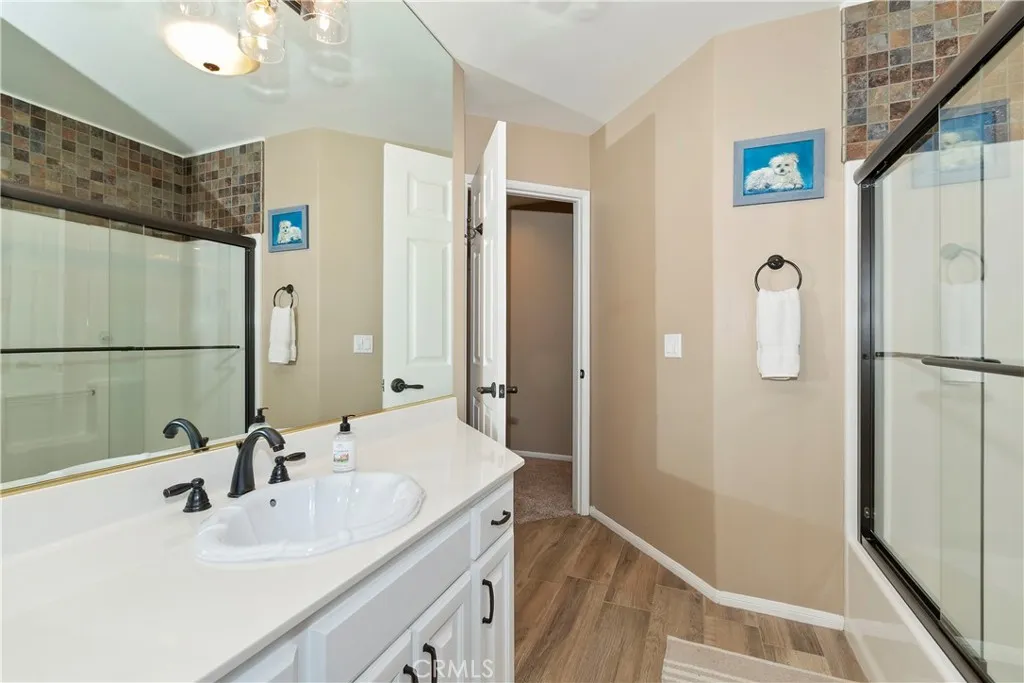 Guest bathroom.