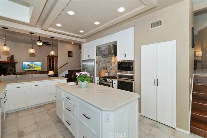 Quartz counters. Walk-in pantry.
