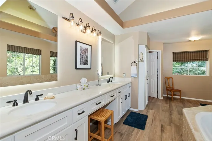 Double vanity. Lightetd mirrors.