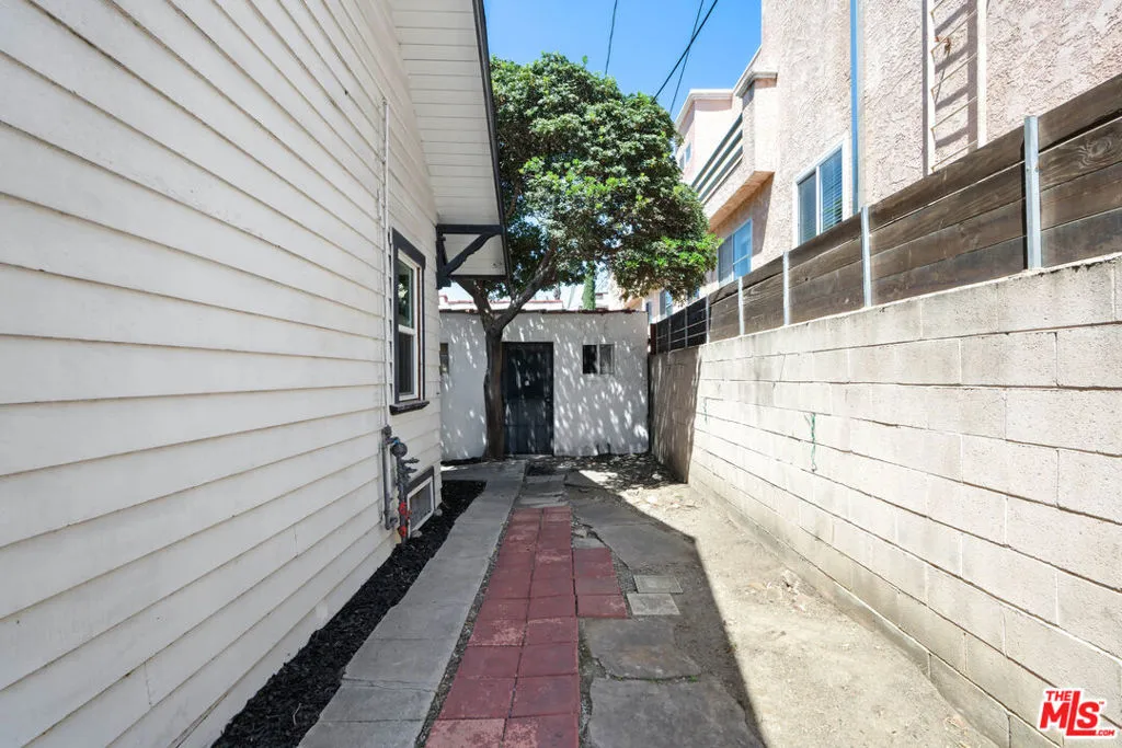 Side pathway